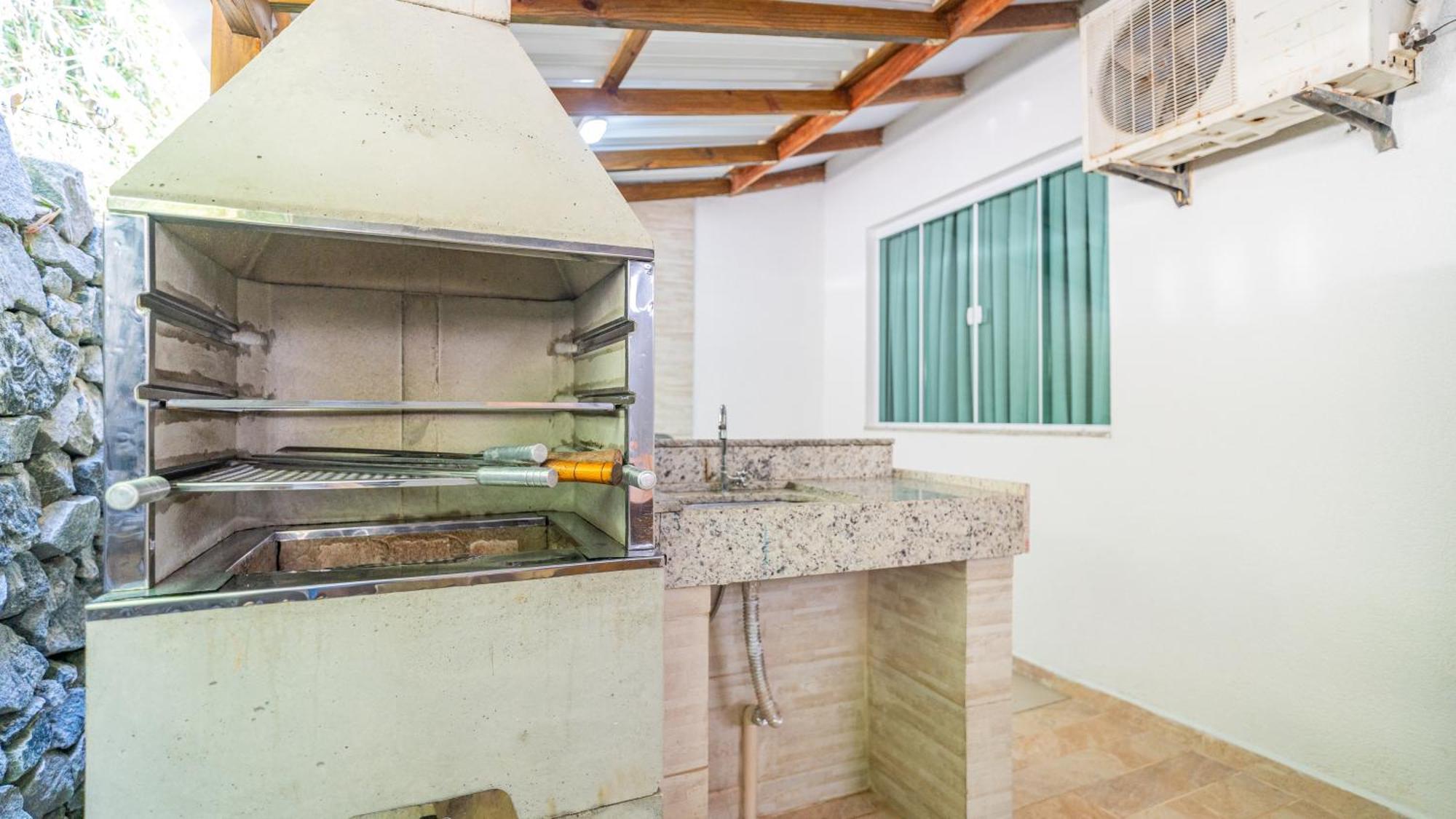 Residencial Com Piscina Possui Jacuzzi Aquecida Com Hidromassagem Villa Bombinhas Bagian luar foto