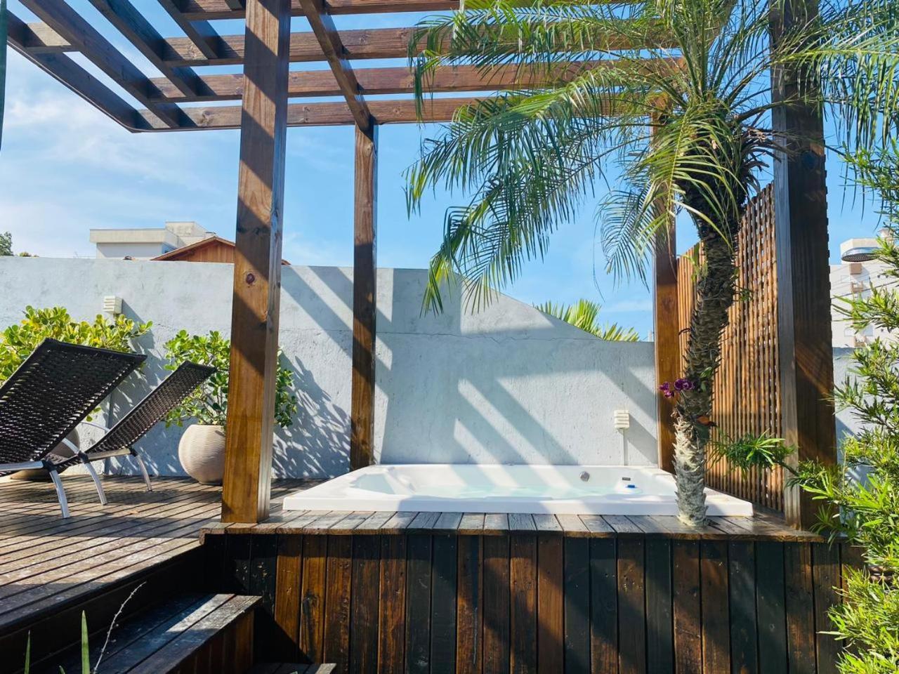 Residencial Com Piscina Possui Jacuzzi Aquecida Com Hidromassagem Villa Bombinhas Bagian luar foto